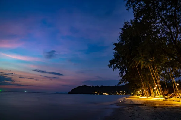 Céu violeta roxo na praia e no mar, em Twilight Time, Koh Ko — Fotografia de Stock