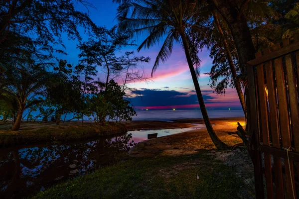 Céu violeta roxo na praia e no mar, em Twilight Time, Koh Ko — Fotografia de Stock