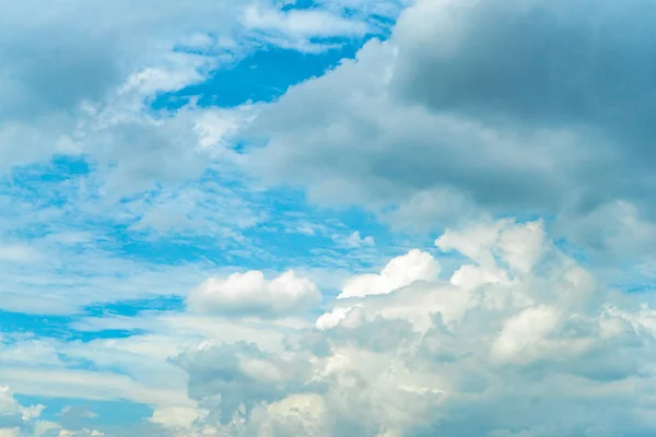 Estilo de nubes únicas en el cielo abierto para el fondo . —  Fotos de Stock