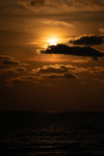 Cerrar el sol con la nube delante de él al atardecer crepúsculo — Foto de Stock