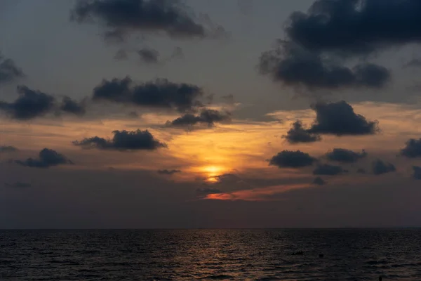 Clásico hermoso crepúsculo romántico e increíble momento de puesta del sol en — Foto de Stock