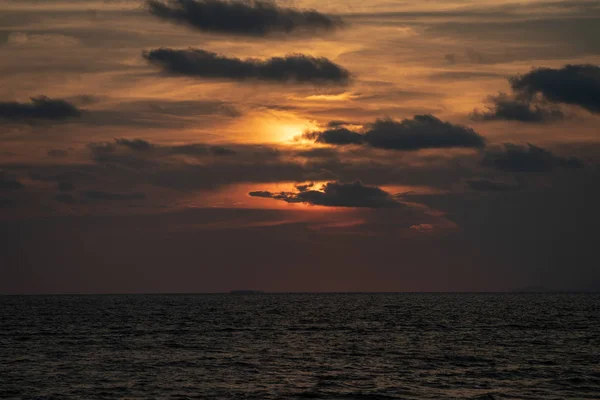 Clásico hermoso crepúsculo romántico e increíble momento de puesta del sol en — Foto de Stock