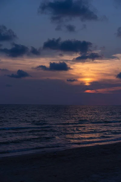 Clásico hermoso crepúsculo romántico e increíble momento de puesta del sol en — Foto de Stock