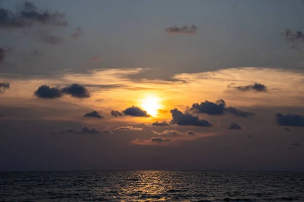 Clásico hermoso crepúsculo romántico e increíble momento de puesta del sol en — Foto de Stock