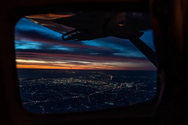 Crepúsculo para a noite a partir do avião a jato vista vermelho laranja céu azul wi — Fotografia de Stock