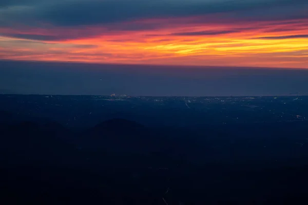 Crepúsculo a la noche desde el avión jet ver rojo naranja azul cielo wi —  Fotos de Stock