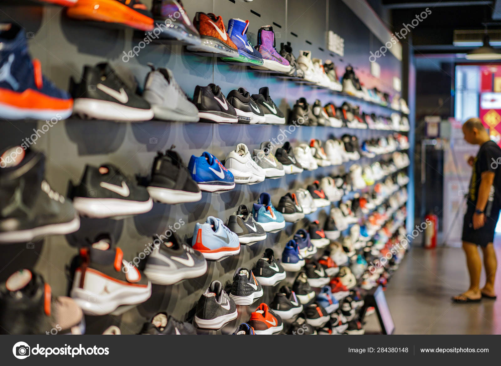 tellen sirene pad Taipei, TAIWAN - 2 Oct, 2017: Local Nike shop in Taipei, Taiwan, – Stock  Editorial Photo © surachetsh #284380148