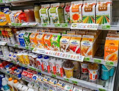 Taipei, Tayvan - 1 Eki, 2017: İçecek; süt, lor, yoğurt bir