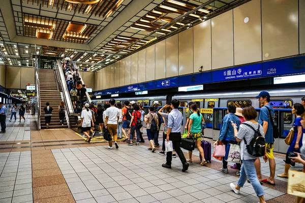 Taipei, Taiwan-2 Oct, 2017: de passagiers rondlopen voor — Stockfoto