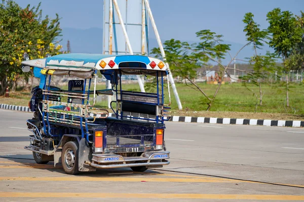 Chiangrai, Tayland-18 Şubat, 2018: Vintage mavi Tuktuk Park oldu — Stok fotoğraf