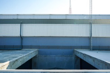 güneş ışığı için tasarım deliği ile binada çatı