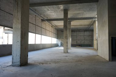 İnşaat Loft ve ham tuğla çatı altında büyük inşa