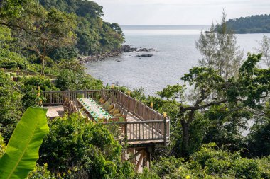 Ahşap sandalyeler ve masalar set öğle ve yemek için teras OU