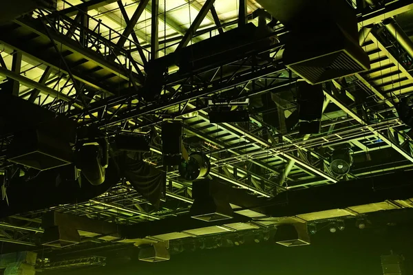 Tiyatro veya stüdyoda spor ışık lı ve çelik yapılı tavan — Stok fotoğraf
