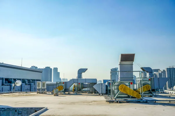 La machine industrielle sur le toit de l'immense bâtiment . — Photo
