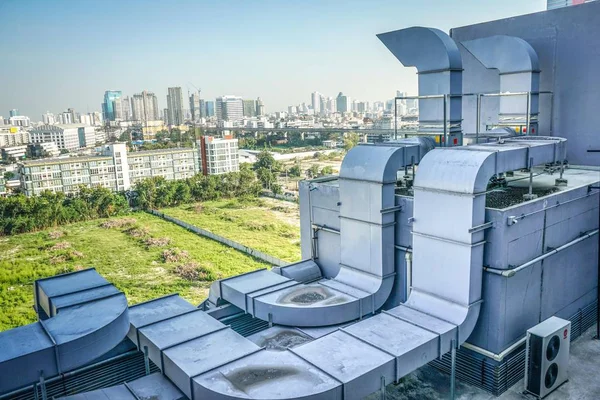 La máquina industrial en la azotea del enorme edificio . —  Fotos de Stock