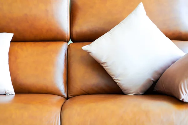 Светлая квадратная подушка на роскошном классическом винтаже оранжевого цвета — стоковое фото