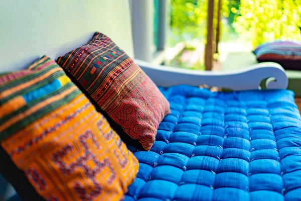 Odpoczynek Poduszka na miękkie niebieskie łóżko sofa na zewnątrz w ogrodzie. — Zdjęcie stockowe