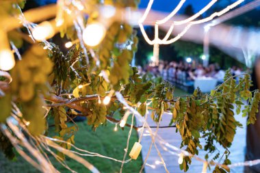 Ön planda Tungstan Ilık ışık Arkasında bulanık yemek masası