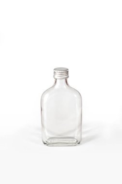Kesme yolu ile izole cam şişe beyaz arka plan.