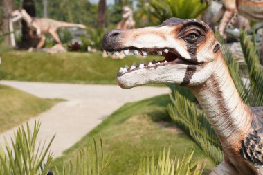 bahçede açık renkli Dinozor heykeli. Bu Chiangrai provi.