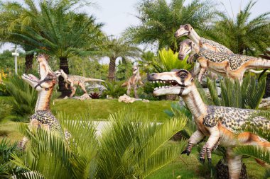 bahçede açık renkli Dinozor heykeli. Bu Chiangrai provi.
