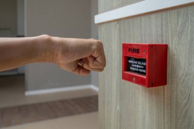 Eme için cam ezmek için insan el eylem ile Yangın alarm kutusu
