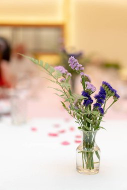 çiçekler lüks dinlenmek içinde yemek uzun masada süsleyin