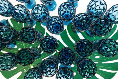 Luxur için hazırlanan masanın üzerinde koyu mavi sistal desen gözlük