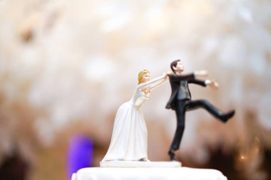 damat bebek ve heykel kaçıyor ama gelin onu yakalayabilir fi