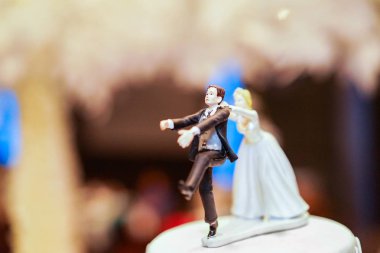 damat bebek ve heykel kaçıyor ama gelin onu yakalayabilir fi