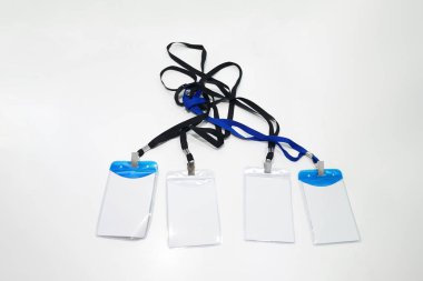 Üzerinde izole Tangled mavi şerit Plastik Etiket kartı boyunluk