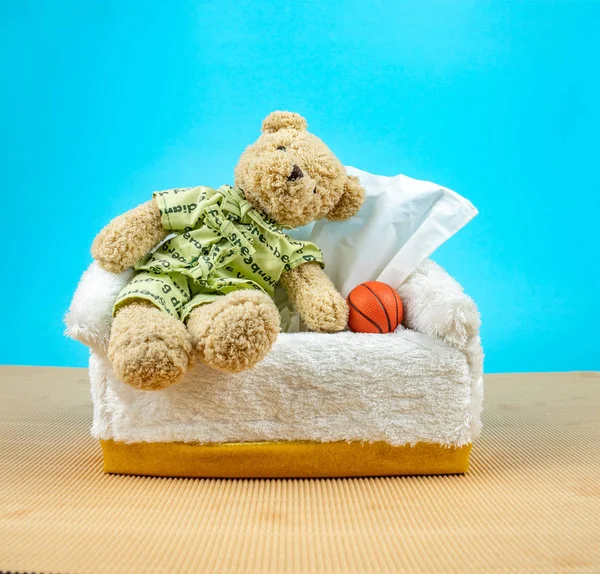 Teddy Bear nosić piżamy i siedzieć na polu tkanki z Baske — Zdjęcie stockowe