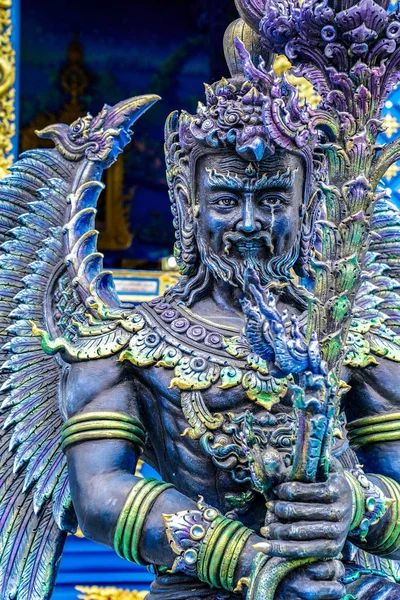 青 - タイの青い寺院でターキオスの金属神像、 — ストック写真