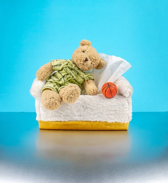 Teddy Bear nosić piżamy i siedzieć na polu tkanki z Baske — Zdjęcie stockowe