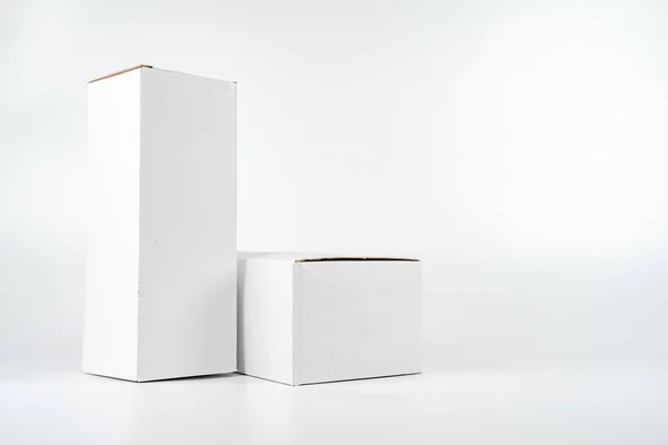 Białe dwa pudełka papierowe-wysoki i tłuszcz leżał na białym tle — Zdjęcie stockowe