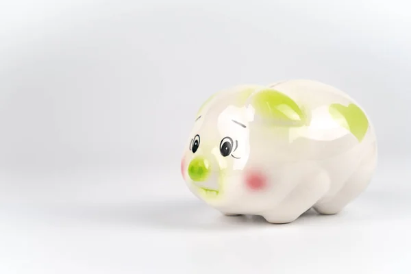 Verdrietig wit groen en roze Piggy terug in de voorkant van de witte achtergrond — Stockfoto