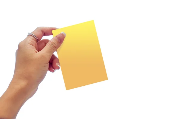 Mano de mujer sosteniendo la tarjeta amarilla sobre fondo blanco claro . —  Fotos de Stock