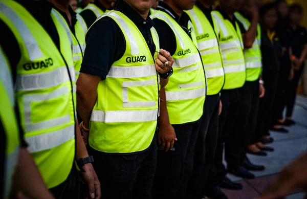 Asian Securities and Guards are stadning in the row meeting and — Stock Photo, Image