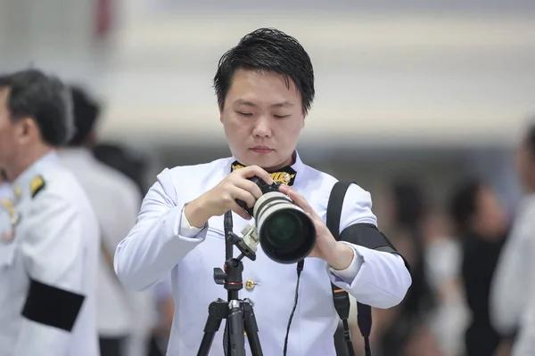 专业摄影师手持无镜像相机与远程l — 图库照片
