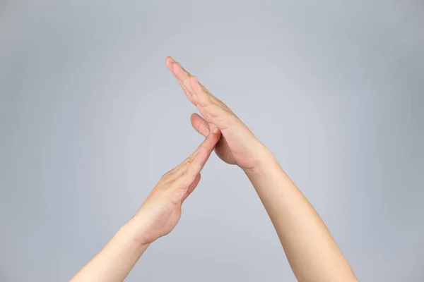 Zaman dışarı işareti ve simbol Asya insan elinden izole beyaz ile