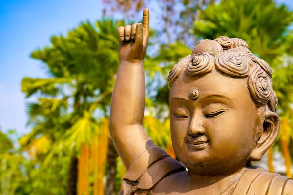 Kleine Buddha Bronzestatue aus Kupfer zeigt mit dem Finger in den Himmel. — Stockfoto