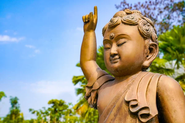 Kleine Buddha Bronzestatue aus Kupfer zeigt mit dem Finger in den Himmel. — Stockfoto