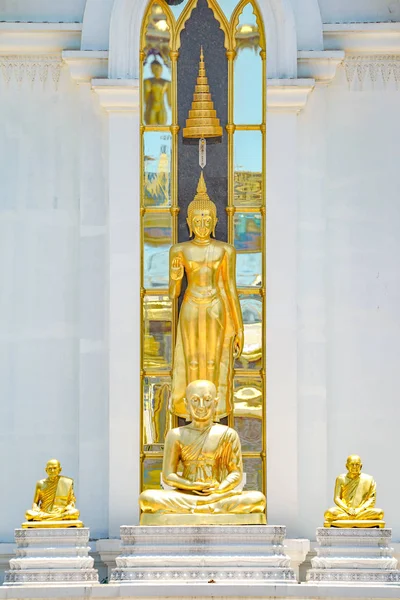 Ayakta duran altın Buda. Üç altın. Beyaz heykel. — Stok fotoğraf