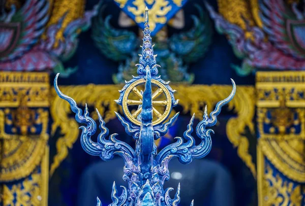 Золотой ройбл, символ буддийской религии на тайском синем искусстве — стоковое фото