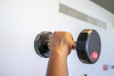 Tayland 'da, kapalı spor salonunda siyah halterlere yakın durun..