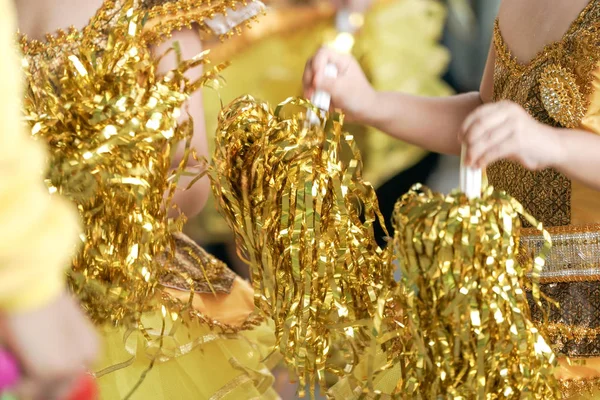 Zamknij dzieciom dłoń uścisnąć brokat złota wstążka, aby rozweselić ich — Zdjęcie stockowe