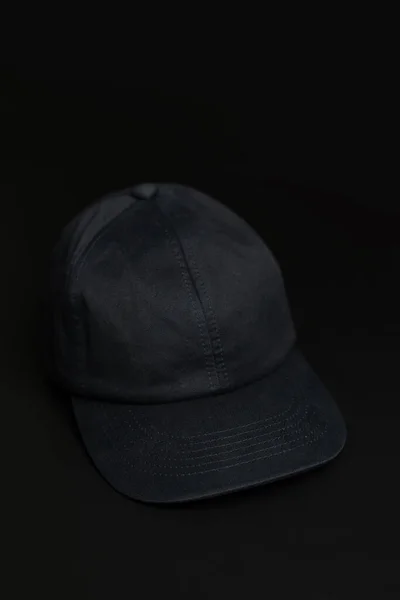 Gorra Sombrero Tela Negra Sobre Fondo Negro Oscuro — Foto de Stock