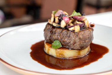 Biftek ana yemeği çeşitli malzemelerle güzelce pişirilir ve lüks kurslarda servis edilmeye hazırdır..