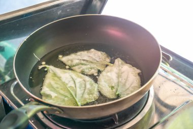 Kızarmış ChaPlu yaprağı (Vahşi Betel Yaprağı) geleneksel Tayland yemeğiyle yemek için tavada.. 